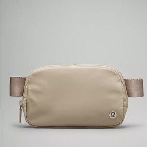 Lululemon everywhere belt bag beige